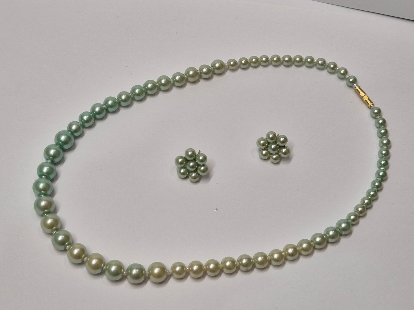 Metallic green and beige dual shade elegant pearl necklace set