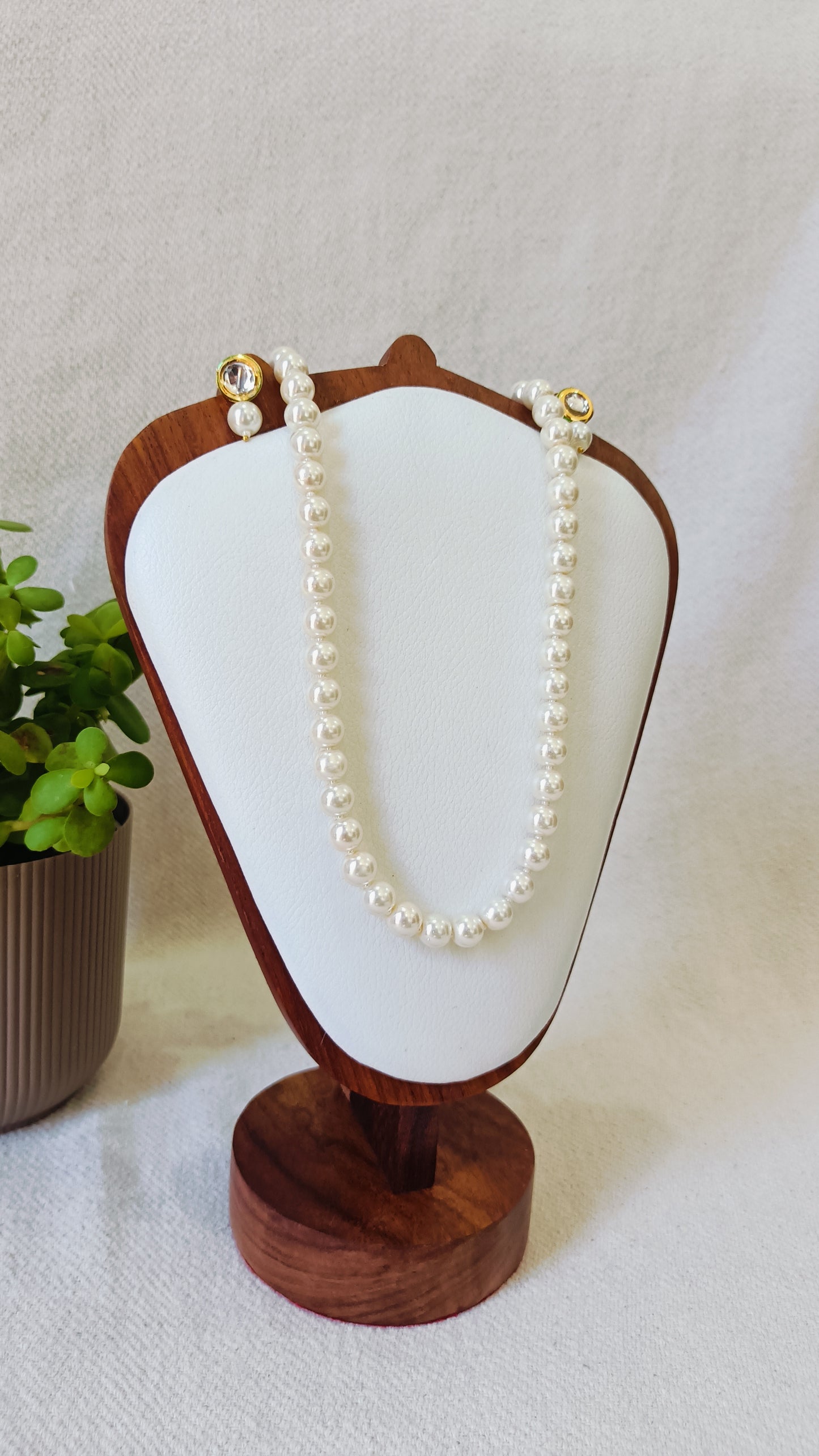 Classic Luxury White Pearl Necklace With Metal Earrings