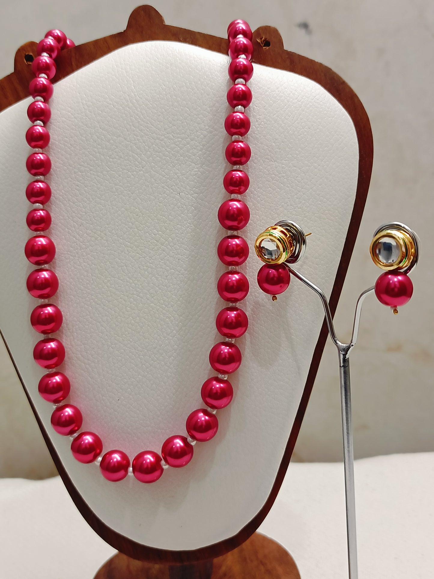 Bright Red Pearl Necklace With Golden Metal Earrings DB00368