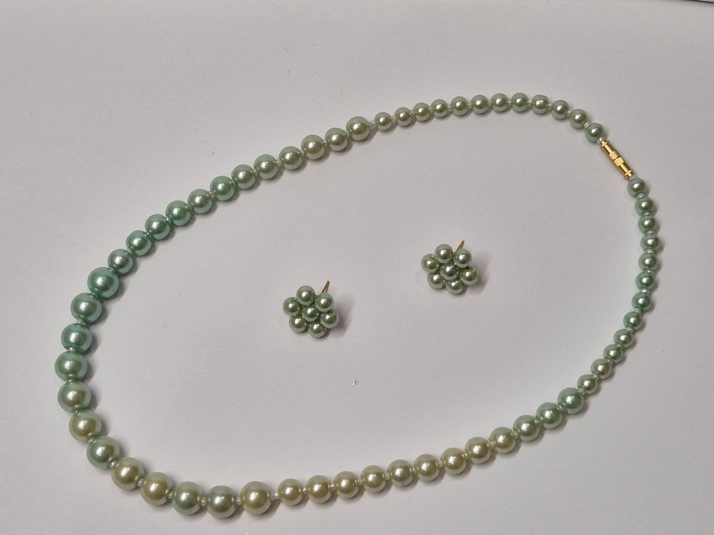 Metallic green and beige dual shade elegant pearl necklace set