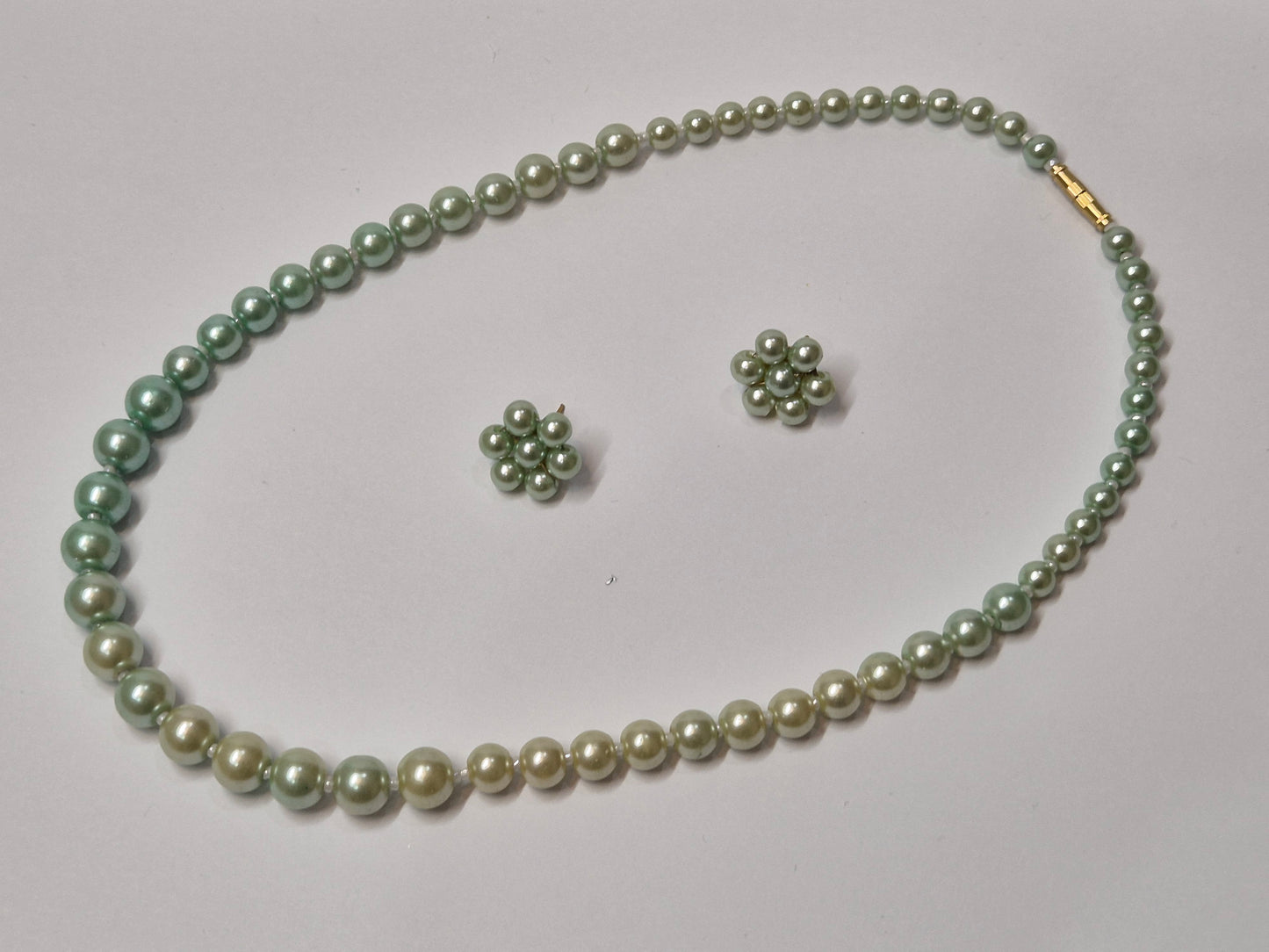 Metallic green and beige dual shade elegant pearl necklace set