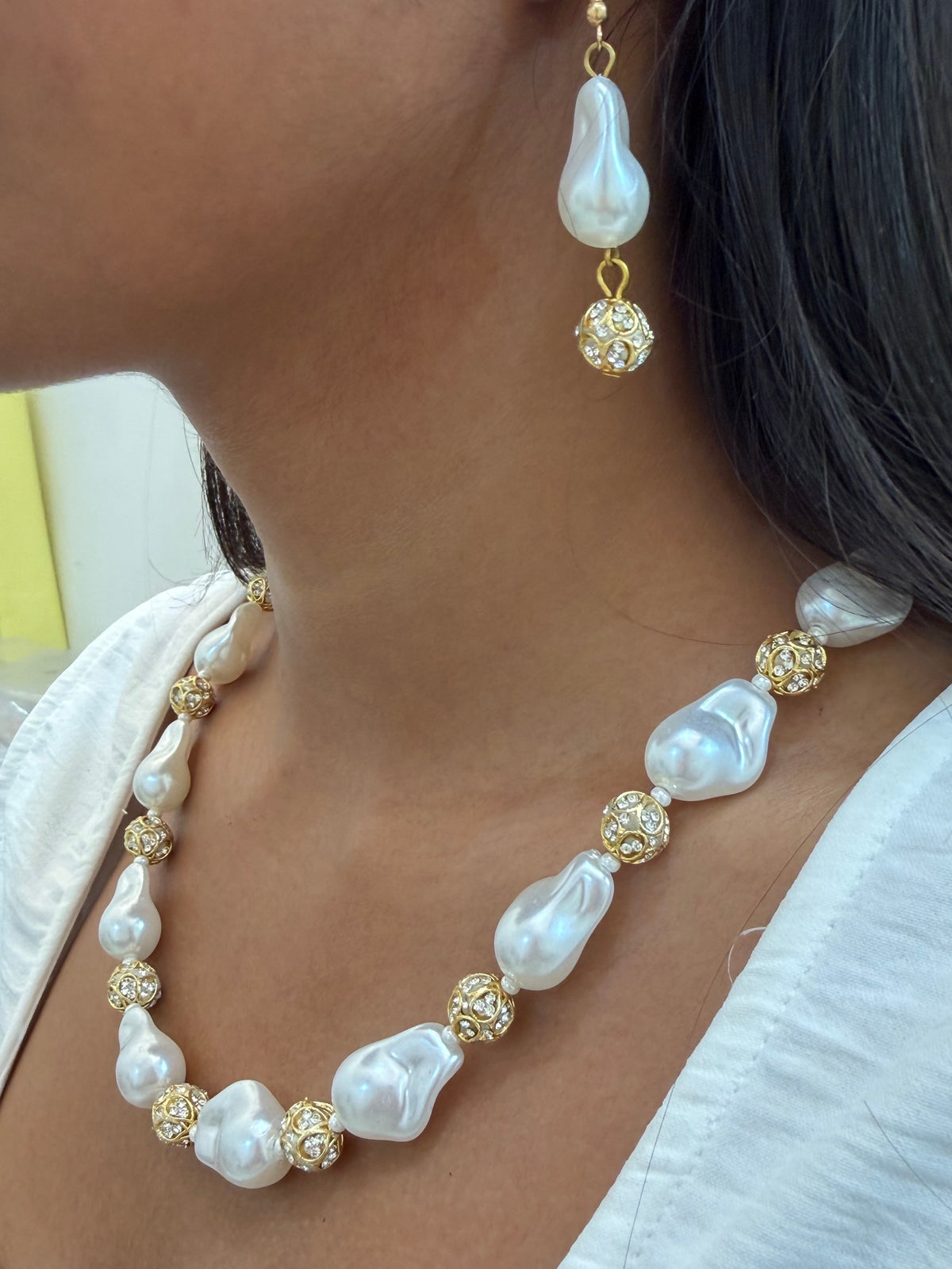 Luxe Pearl Drops Necklace with Earrings