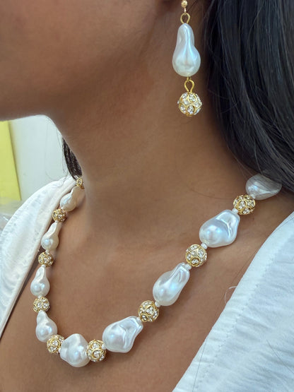 Luxe Pearl Drops Necklace with Earrings