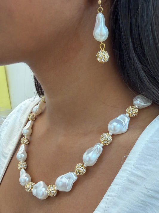 Luxe Pearl Drops Necklace with Earrings