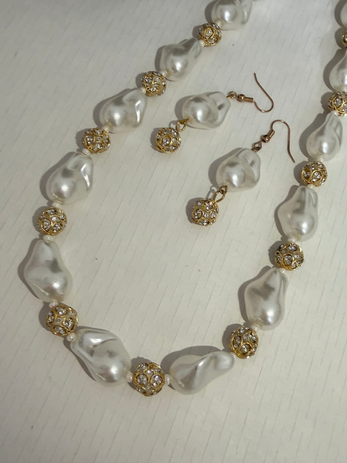 Luxe Pearl Drops Necklace with Earrings