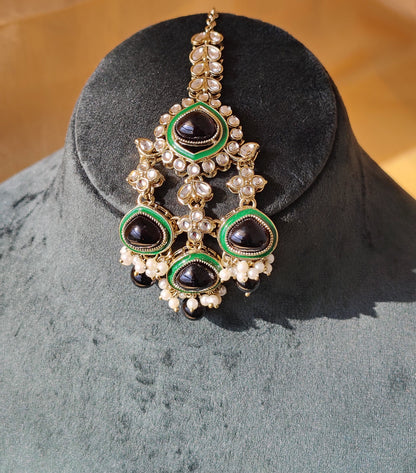 Royal Emerald & Kundan Necklace Set – Grand Bridal Choker with Maang Tikka & Earrings