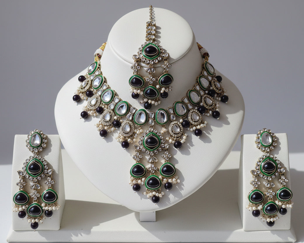 Royal Emerald & Kundan Necklace Set – Grand Bridal Choker with Maang Tikka & Earrings