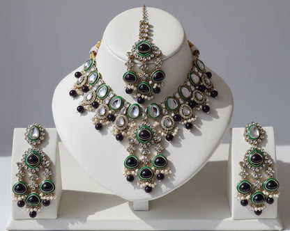 Royal Emerald & Kundan Necklace Set – Grand Bridal Choker with Maang Tikka & Earrings