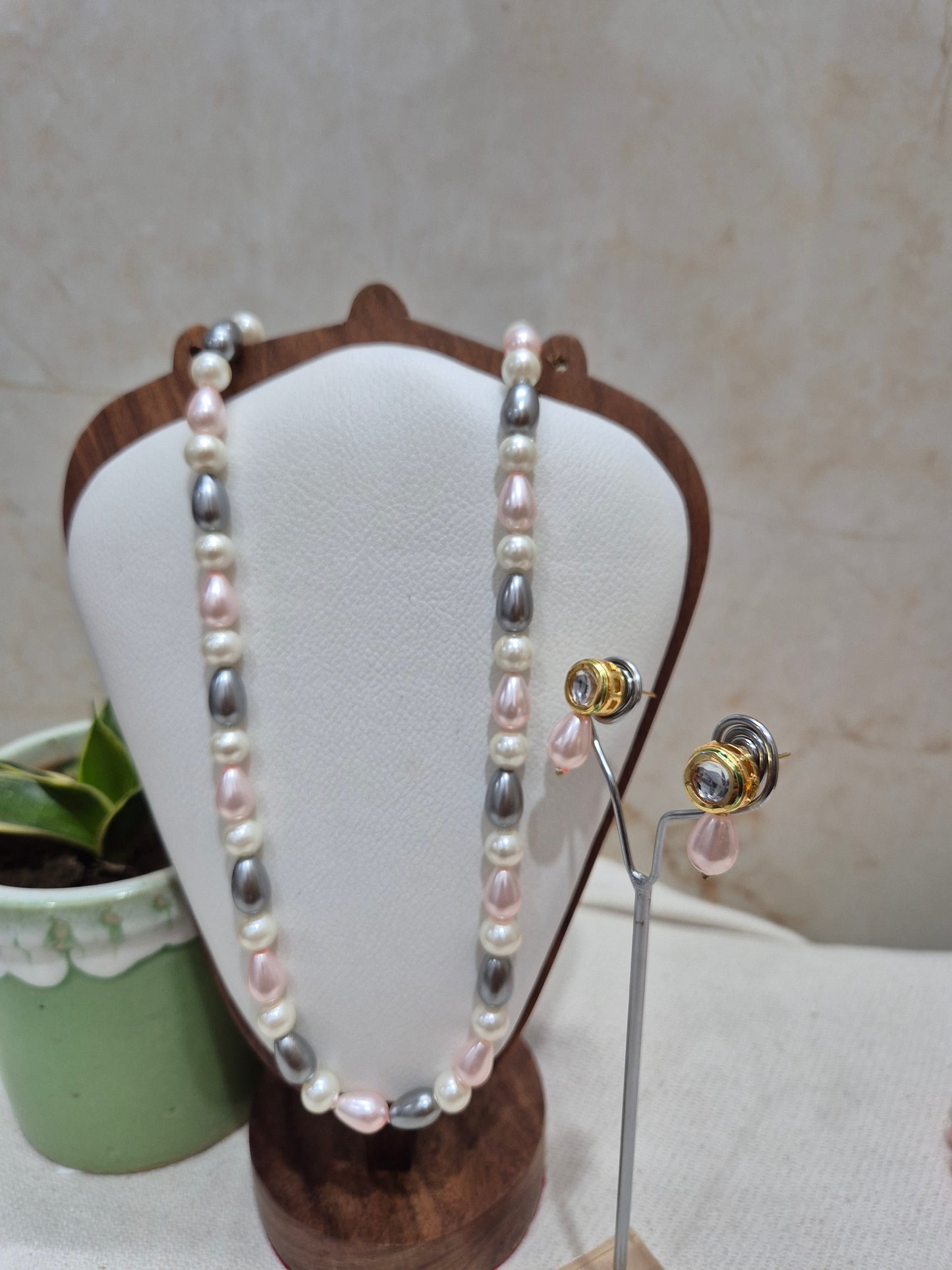 Grey Pink White Pearl Necklace With Golden Metal Earrings