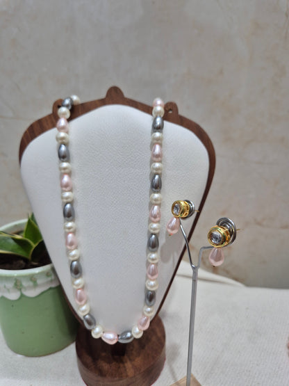 Grey Pink White Pearl Necklace With Golden Metal Earrings