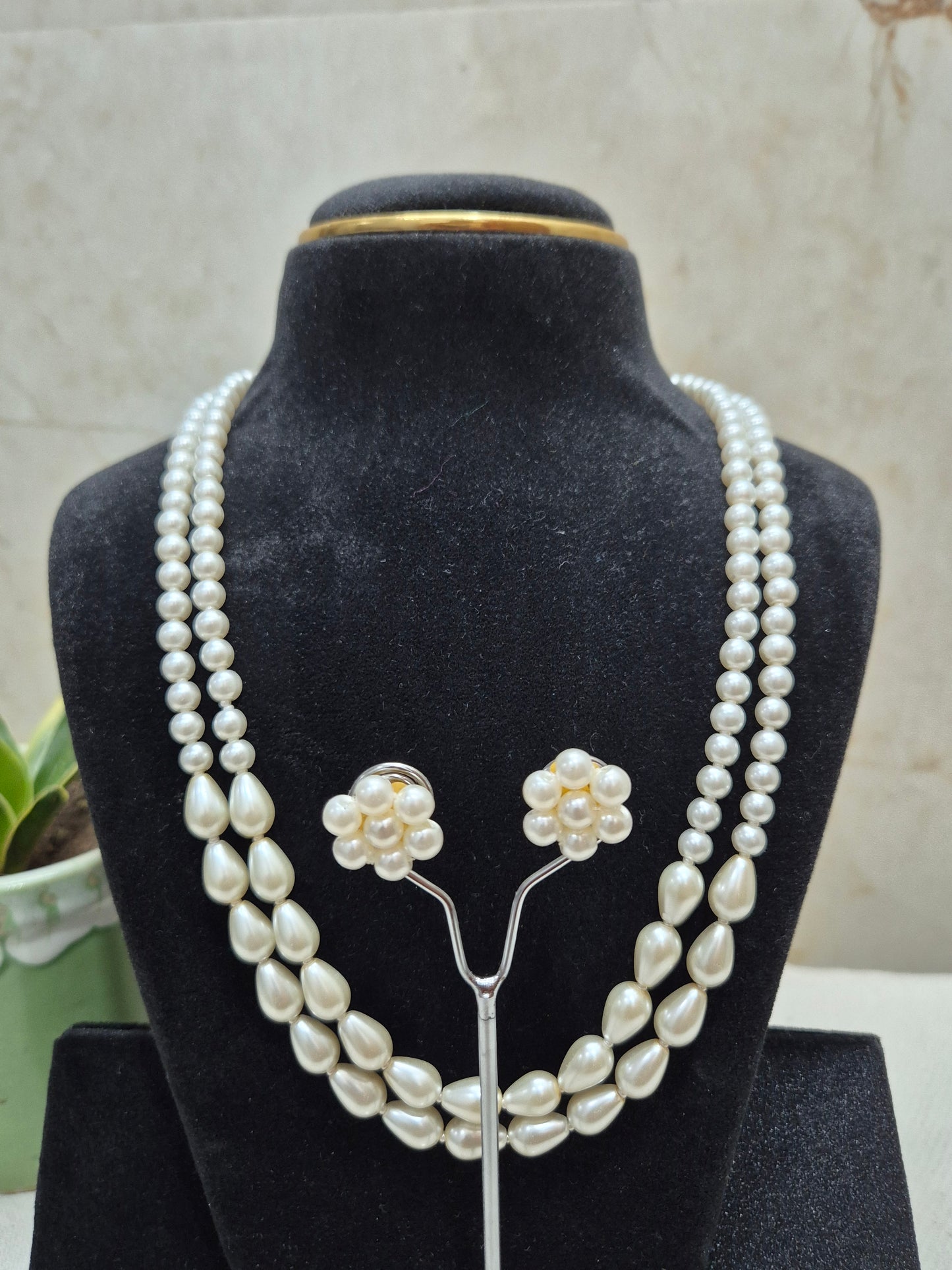 White Pearl Necklace, Round and Drop Shaped Pearls.