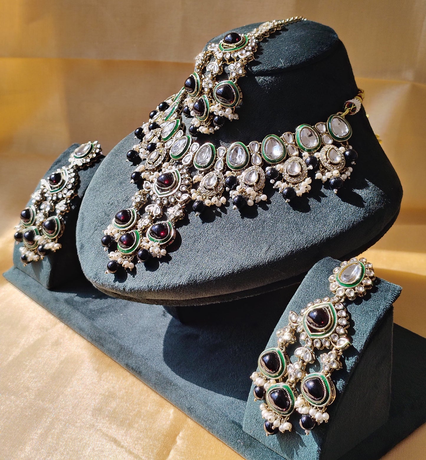 Royal Emerald & Kundan Necklace Set – Grand Bridal Choker with Maang Tikka & Earrings