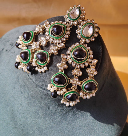 Royal Emerald & Kundan Necklace Set – Grand Bridal Choker with Maang Tikka & Earrings