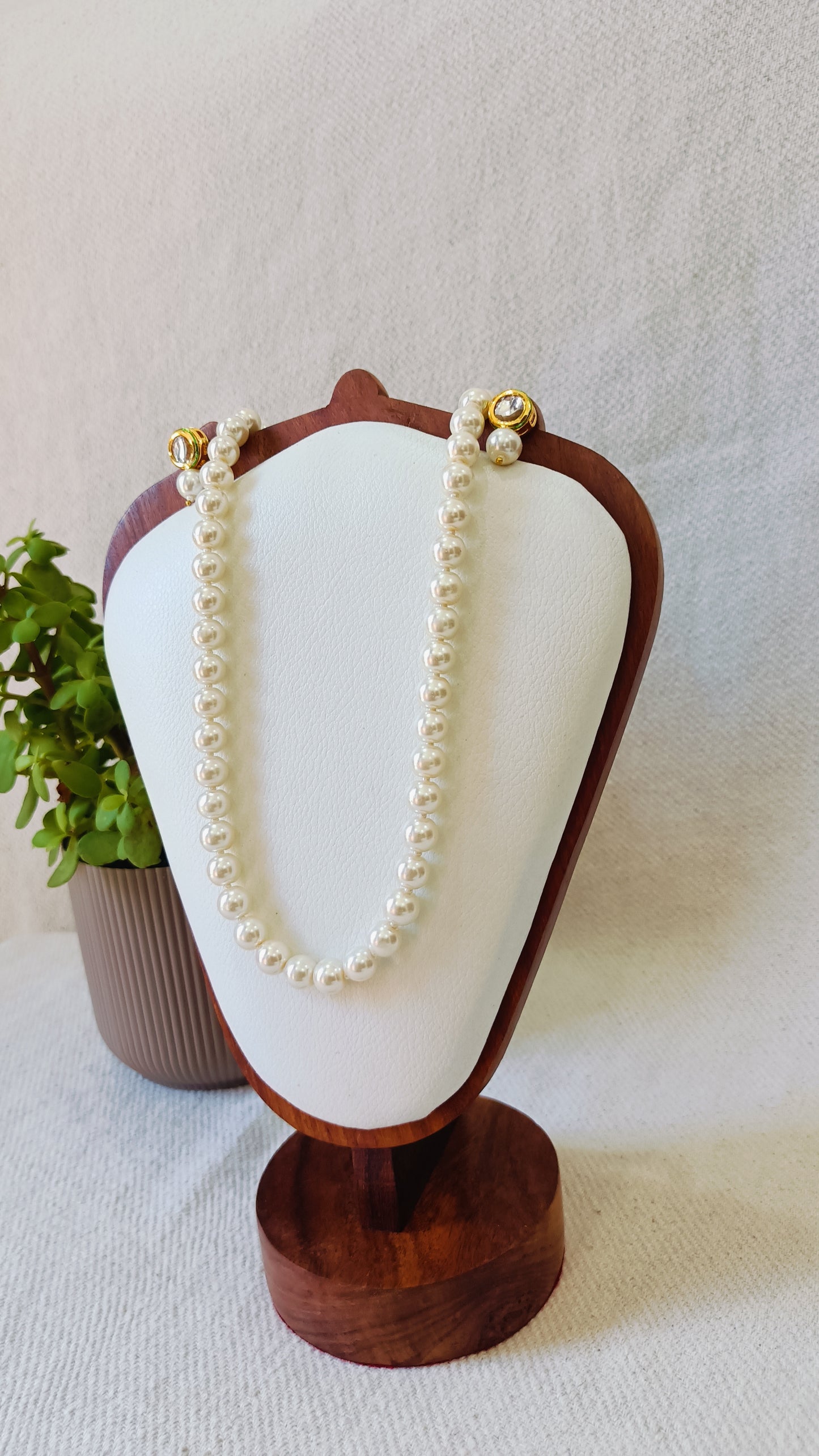 Classic Luxury White Pearl Necklace With Metal Earrings
