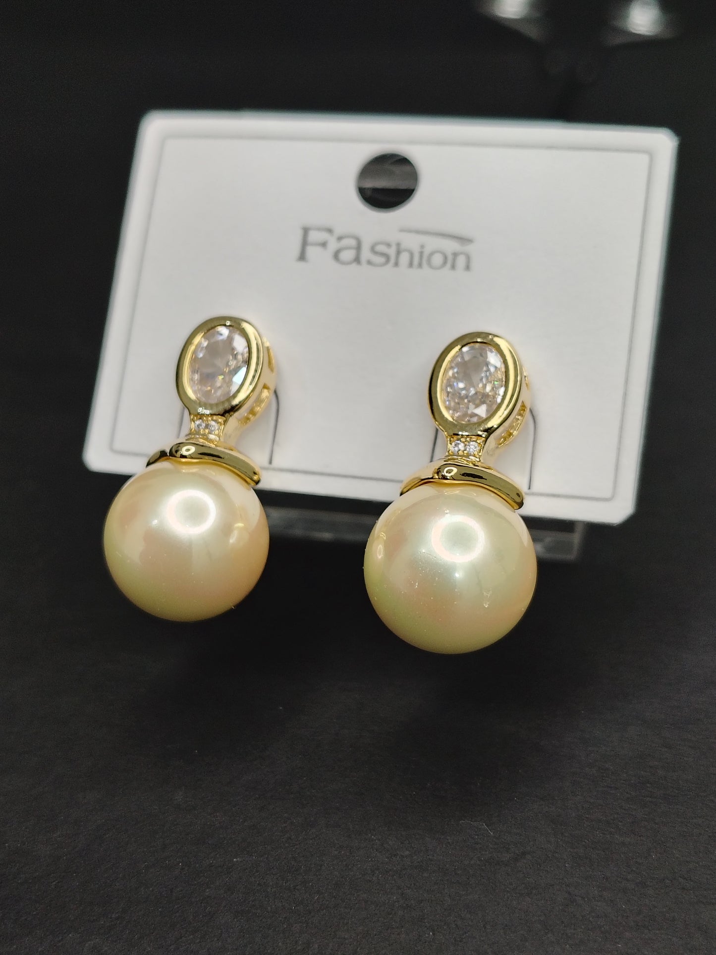 Creamy Pearl Earrings