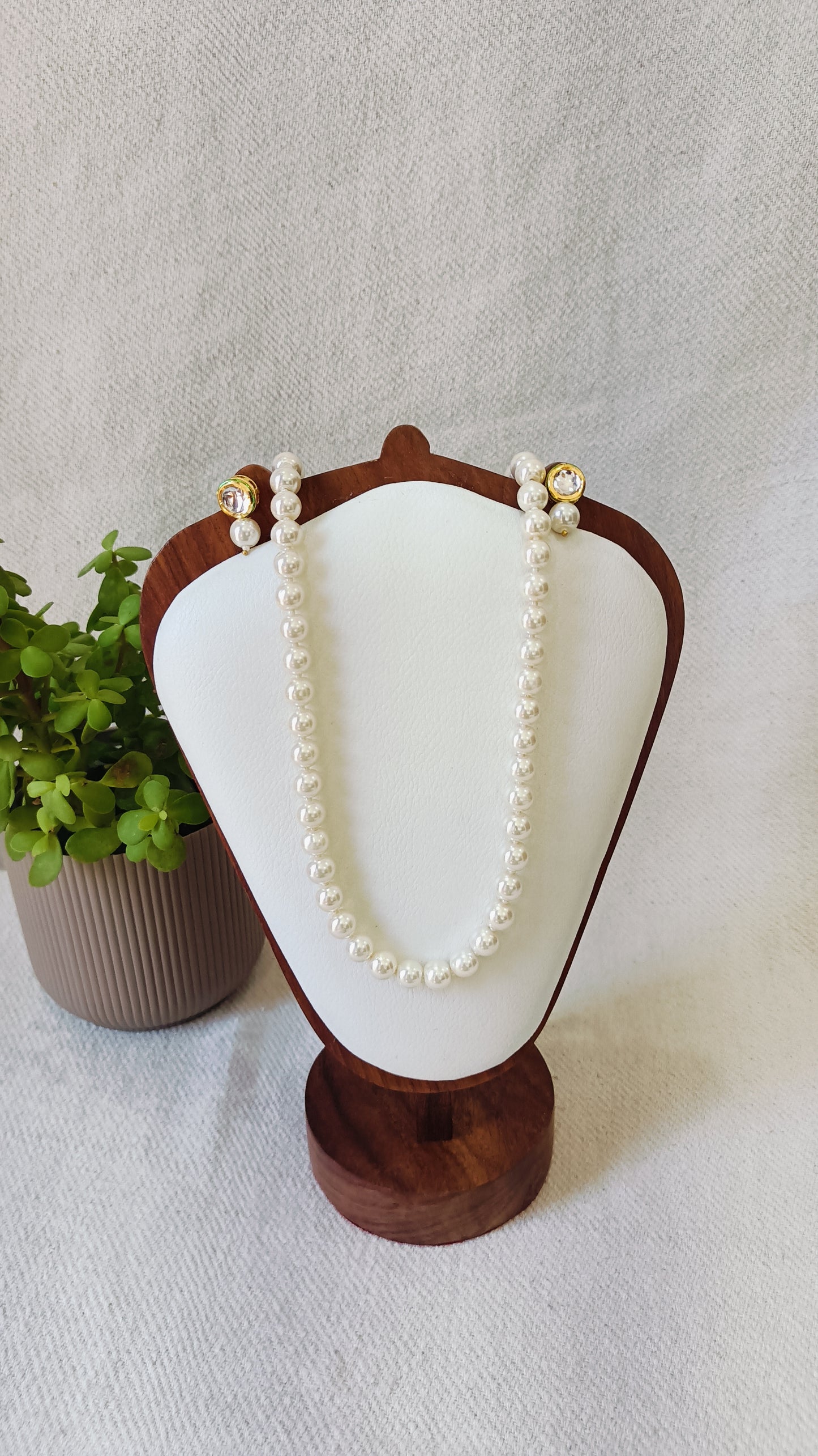 Classic Luxury White Pearl Necklace With Metal Earrings