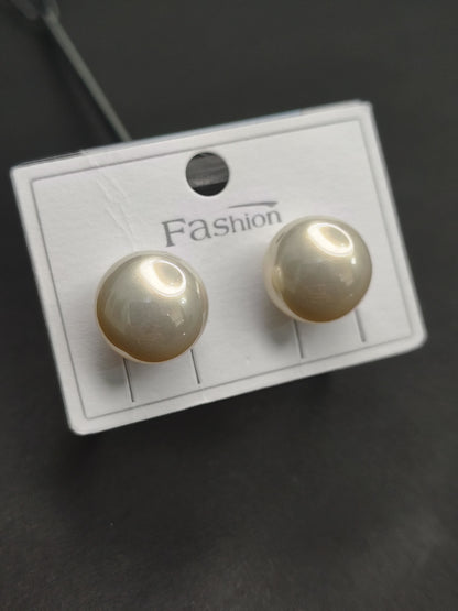 Beige Pearl Earrings