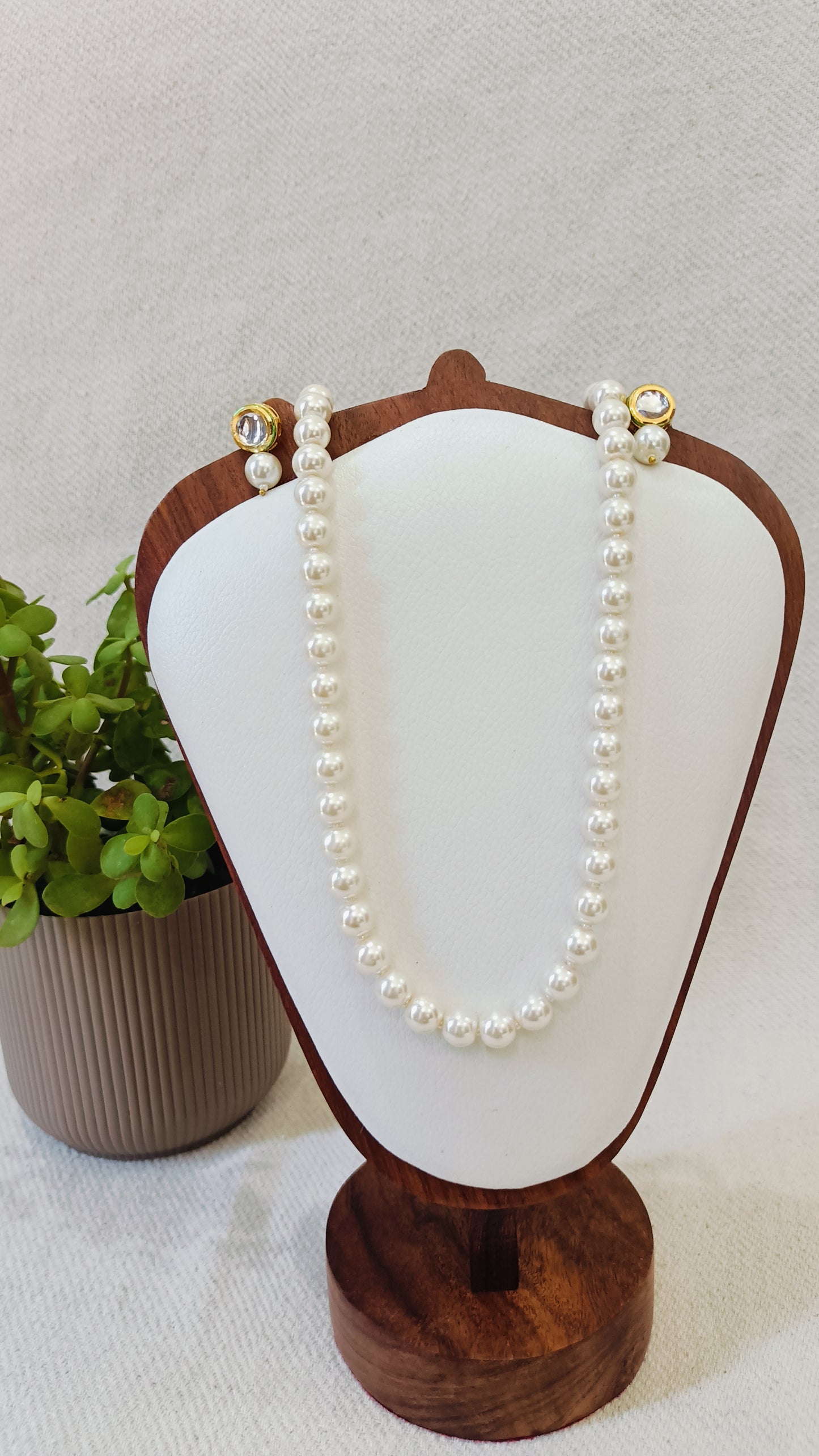 Classic Luxury White Pearl Necklace With Metal Earrings