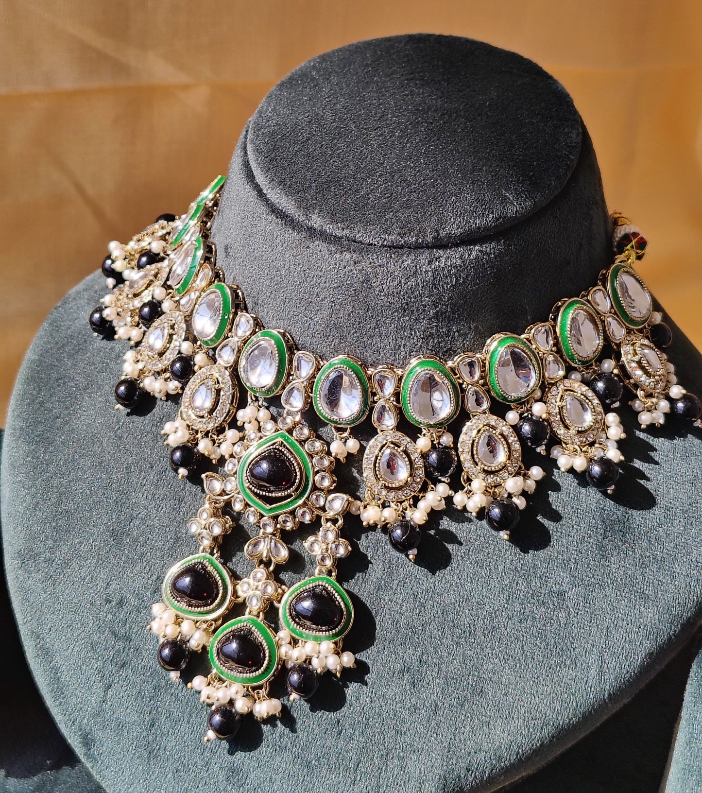 Royal Emerald & Kundan Necklace Set – Grand Bridal Choker with Maang Tikka & Earrings